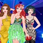 Dört kadın, renkli ve ışıltılı elbiseler içinde, bir etkinlikte gülümseyerek poz veriyor
