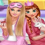 İki genç kadın pembe pijamalar giymiş, biri elinde kek tutuyor, diğeri beyaz bir tavşanı kucağında tutuyor ve pembe bir taç takıyor