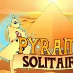 Piramidin önünde uçan iskambil kartları ve Pyramid Solitaire yazılı bir afiş