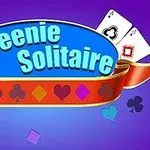 Mavi bir oval üzerinde Queenie Solitaire yazısı, arka planda iskambil kağıtları ve süslemelerle birlikte kırmızı bir kurdele