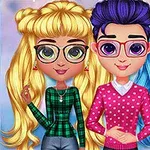 Üç renkli saçlı ve gözlüklü anime tarzı karakter, renkli kıyafetlerle poz veriyor