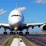 Bir pistte duran büyük bir yolcu uçağının ön görüntüsü