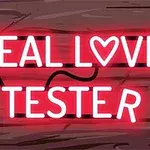 Kırmızı neon ışıklarla yazılmış REAL LOVE TESTER yazısı, ahşap görünümlü bir arka plan üzerinde