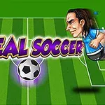 Yeşil bir futbol sahasında, topun üstünde REAL SOCCER yazısı ve karşılıklı duran kırmızı ve mavi formalı iki karikatürize futbolcu