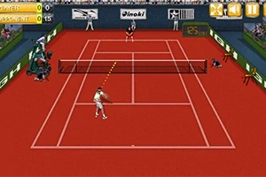 Kırmızı toprak zeminde oynanan bir tenis maçında iki oyuncu, ortada file ile karşılıklı dururken, etrafta seyirciler ve skor tabelaları bulunuyor