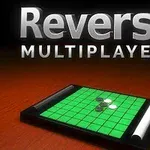 Yeşil dama tahtası üzerinde siyah ve beyaz pullar bulunan bir oyun tahtasının üstünde Reversi Multiplayer yazısı