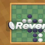 Yeşil kareli bir tahta üzerinde beyaz ve siyah pullar dizilmiş, ortasında Reversi yazısı bulunan bir görsel