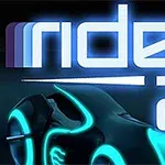 Mavi ve turuncu neon ışıklarla aydınlatılmış futuristik motosikletlerin üzerinde rider 2 yazısı