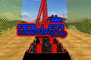 Kırmızı bir hız treni rayının üzerinde, mavi gökyüzü ve çevresinde yeşil ağlarla çevrili bir parkur yer alıyor; ön planda Roller Coaster 2019 yazısı görünüyor