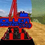 Kırmızı bir hız treni rayının üzerinde, mavi gökyüzü ve çevresinde yeşil ağlarla çevrili bir parkur yer alıyor; ön planda Roller Coaster 2019 yazısı görünüyor