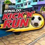 Futbol topu ile koşan adam, renkli binaların olduğu bir sokakta