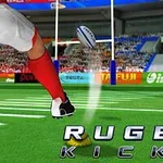 Kırmızı ve beyaz spor kıyafetleri giyen bir oyuncu, rugby topuna vuruş yapıyor; arka planda bir stadyum ve kalabalık seyirci kitlesi görülüyor, ön kısımda RUGBY KICKS yazısı bulunuyor