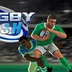Yeşil formalı bir oyuncu koşarken mavi formalı bir oyuncu tarafından yakalanmak üzere ve arkada bulanık stadyum tribünleri bulunuyor, sol üstte ise büyük harflerle Rugby Rush yazısı yer alıyor