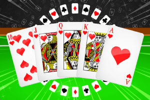 Bir poker masasında, ortaya açık olarak konulmuş şekilde onludan asa kadar sıralı bir kupa royal flush