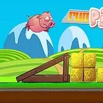 Uçan pembe bir domuz, ahşap yapılar ve saman balyalarının üzerinde, dağların ve yeşil tepelerin önünde yer almakta