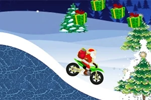 Karla kaplı bir yolda motosiklet süren Noel Baba, çevresinde hediye paketleri ve çam ağaçları ile birlikte görülüyor