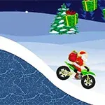 Karla kaplı bir yolda motosiklet süren Noel Baba, çevresinde hediye paketleri ve çam ağaçları ile birlikte görülüyor