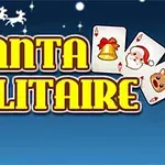 Noel temalı bir tasarımda, Santa Solitaire yazısı, yılbaşı ikonları bulunan kartlarla birlikte gece gökyüzünde sunuluyor