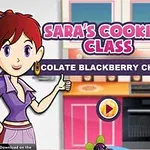 Bir mutfakta duran çizgi karakter kadın, üzerinde Saras Cooking Class yazılı bir afişin yanında başparmağını yukarı kaldırarak duruyor