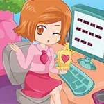 Pembe kıyafetli bir karakter, bilgisayar önünde oturmuş, yanında içecek ve telefonla birlikte yanında bir fotoğraf çerçevesi bulunuyor