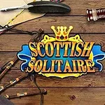 Ahşap zemin üzerine yerleştirilmiş kartlar, içki şişesi, içki bardağı, tüy kalem, ölçüler, kılıflar ve İskoç unsurları çevresinde Scottish Solitaire başlığı