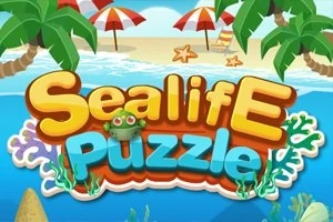 Renkli Sealife Puzzle yazısı, deniz kenarında palmiye ağaçları, deniz yıldızları ve şemsiyelerle süslenmiş sahil manzarası