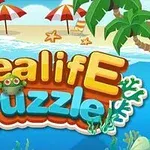 Renkli Sealife Puzzle yazısı, deniz kenarında palmiye ağaçları, deniz yıldızları ve şemsiyelerle süslenmiş sahil manzarası