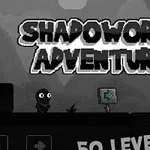 Gri tonlarda, dağ arka planı önünde Shadoworld Adventure yazısı ve sağa ok işareti bulunan bir platform üzerinde duran gözlü karakter