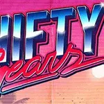 Pembe ve mavi neon yazılarla Shifty Gears ifadesi olan retro tarzda bir afiş