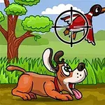 Çizgi tarzında bir sahnede, ağaçlar ve çalılarla dolu bir doğa manzarasında, bir köpek yerde yatarken, iki ördek gökyüzünde uçuyor; birinin üzerinde nişangah işareti var