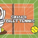 Tenis topuyla çevrili, tenis kortunda yer alan büyük bir tuvaletin içinden çıkan bir adam