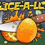 Bir bıçağın ortadan ikiye böldüğü portakalın patladığı an, arka planda yarım kalmış meyve dilimleri ve SLICE-A-LOT yazısı