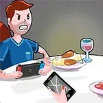 Bir masa etrafında oturan kızgın bir adam ve kadın, ellerinde video oyunu konsolu ve telefon tutuyorlar; masada yemek tabakları ve kadehler bulunuyor