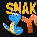 Mavi çizgi film yılanı, siyah zemin önünde sarı ve turuncu büyük harflerle SNAKE YO yazısının yanında