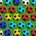 Yeşil bir arka plan üzerinde farklı renklerde ve desenlerde futbol topları