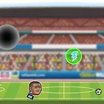 Yeşil bir futbol sahasında iki futbolcu karikatürü, bir futbol topu, ve ortada bir enerji simgesi bulunuyor