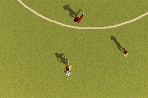 Yeşil bir futbol sahası üzerinde top oynayan üç kişinin yukarıdan görünümü
