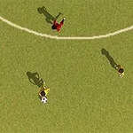 Yeşil bir futbol sahası üzerinde top oynayan üç kişinin yukarıdan görünümü