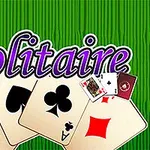 Yeşil arka plan üzerine çeşitli iskambil kartları ve büyük puntolarla yazılmış Solitaire metni