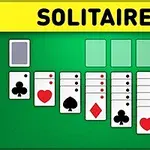 Yeşil bir zemin üzerinde iskambil kartları sıralanmış ve üstte Solitaire yazısı bulunan bir görüntü