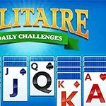 Mavi arka plan üzerinde kart desteleri ve Solitaire Daily Challenges yazısı