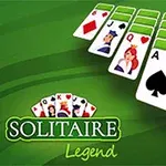 Yeşil bir arka plan üzerinde sıralanmış iskambil kartları ve Solitaire Legend yazısı