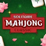 Yeşil arka plan üzerinde, pembe lotus çiçekleri ve çeşitli desenlerde taşlarla çevrili Solitaire Mahjong Classic yazısı