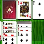 Yeşil bir arka planda farklı kart desteleri ve açılmış oyun kartları