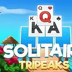 Palmiyelerle çevrili tropik bir sahnede üst üste dizilmiş iskambil kartları ve altlarında Solitaire Tripeaks yazısı