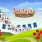 Gökyüzü ve bulutlar altında kırmızı güllerin arasında dizi halinde dizilmiş iskambil kartları
