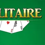 Yeşil arka plan üzerinde büyük harflerle Solitaire yazısı ve altında dört adet iskambil kartı