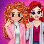 Üç animasyon karakteri, renkli kıyafetler ve aksesuarlarla pembe bir arka plan önünde poz veriyor