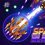 Turuncu uzay gemisi, mavi kalkanla asteroitlerin ve düşman cihazlarının arasından geçiyor; altta Space Blaze II yazısı bulunuyor