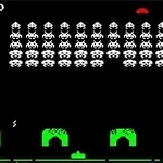 Siyah arka plan üzerinde beyaz uzaylılar ve yeşil kaleler ile retro piksel grafikler